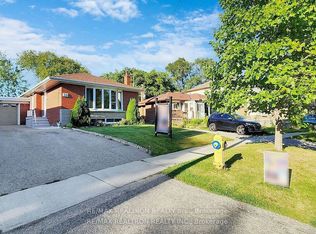 30 Calumet Cres, Toronto, ON M1H 1W5