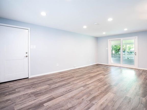 4th image of 704 E Franciscan Dr