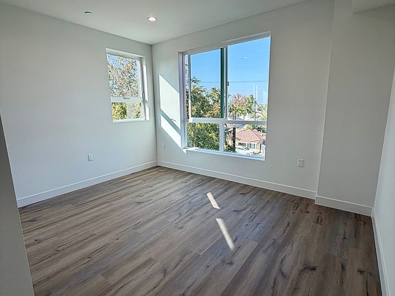 5th image of 12136 Vanowen St #202