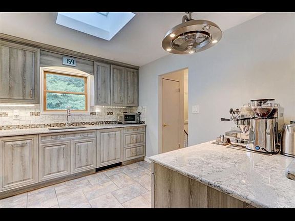 3rd image of 1220 Locust Ave