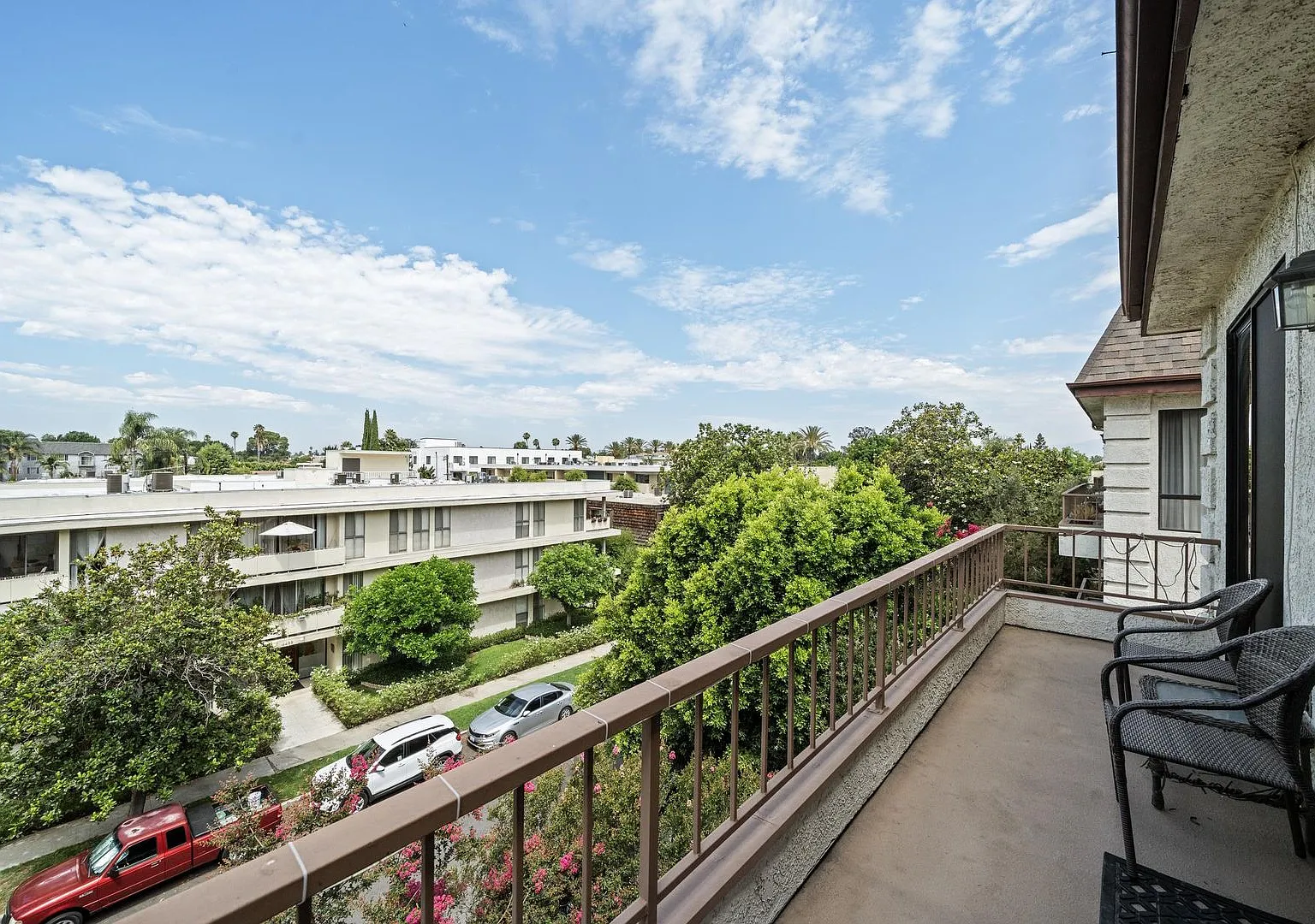 **Pet Friendly** Luxurious Top-Floor Penthouse With Breathtaking Views And Modern Amenities — Photo 4