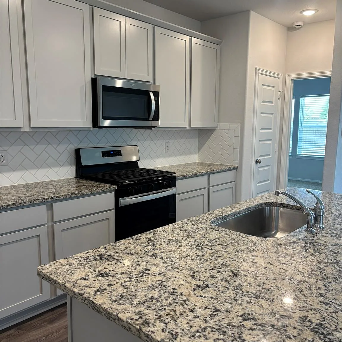 4 bed, 2.5 bath, 1956 sqft, $2,250 — Photo 4