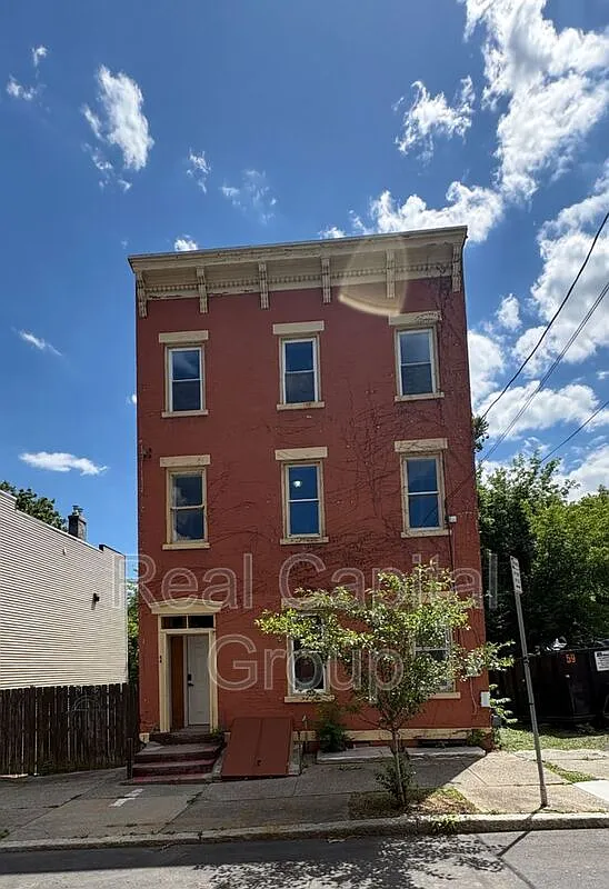 3 bed, 1.0 bath, $1,595 — Photo 1