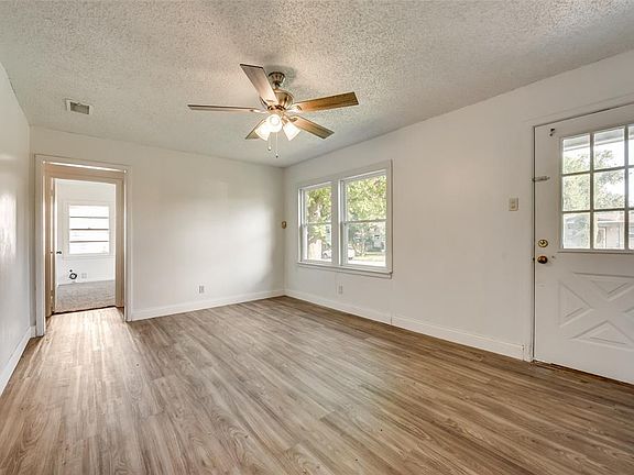 5th image of 212 Oak Dr W