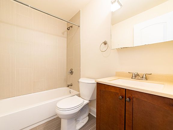 5th image of 2035 W Arthur Ave APT 3W