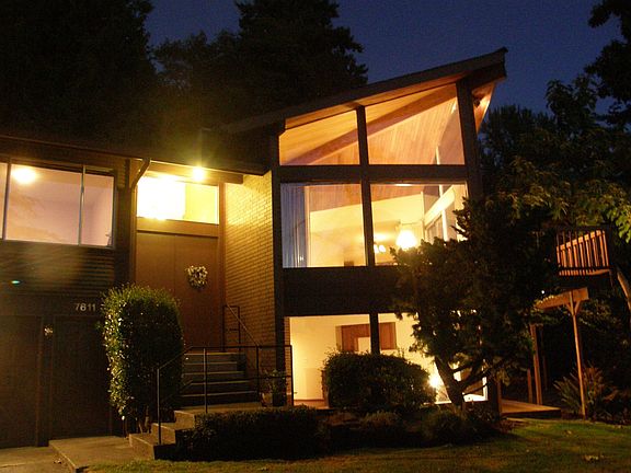 7611 West Mercer Way - Questions? Call 206-778-9787