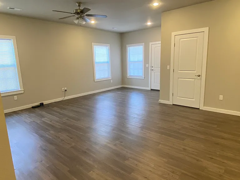 3215 W Reese — Photo 2