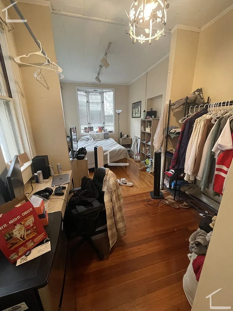 NIce 4 bed in Brookline — Photo 1