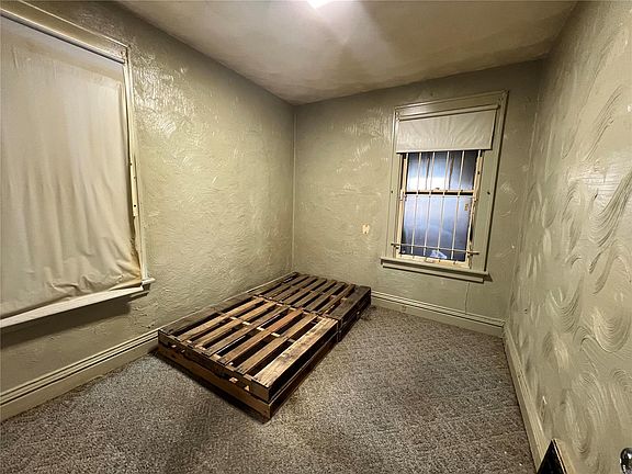 3rd image of 4564 Emerson Ave