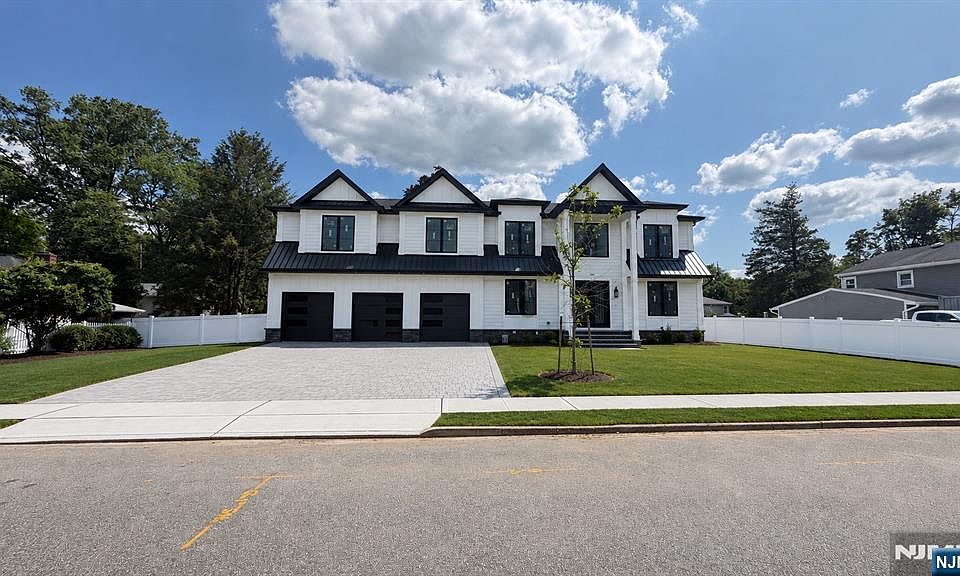 1st image of 295 Georgian Dr