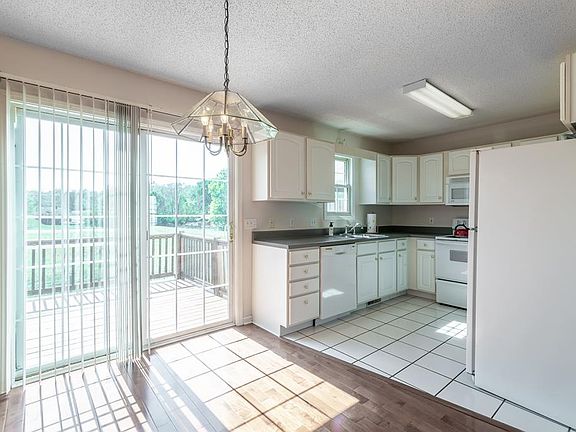 3rd image of 8 Rainbow Cir