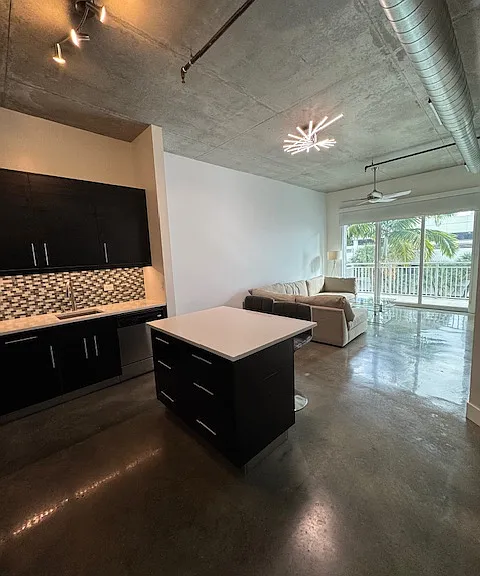 313 NE 2nd St #302 — Photo 1