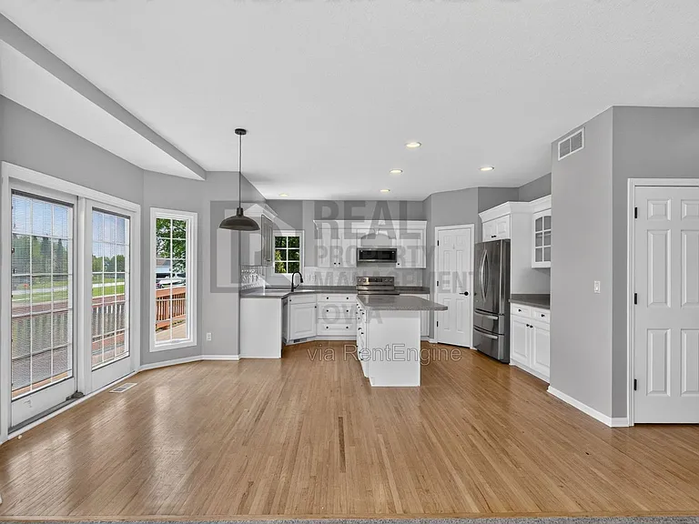 2305 NE Hanover Ct — Photo 7