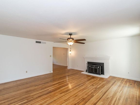 3rd image of 926 W Alamos Ave