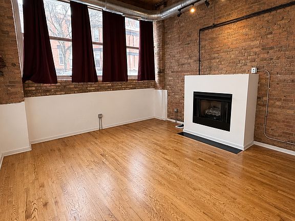 3rd image of 1500 W Monroe St Unit 123