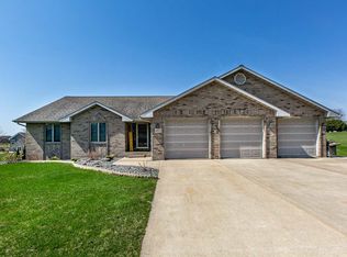 10631 Blue Jay Dr, Peosta, IA 52068