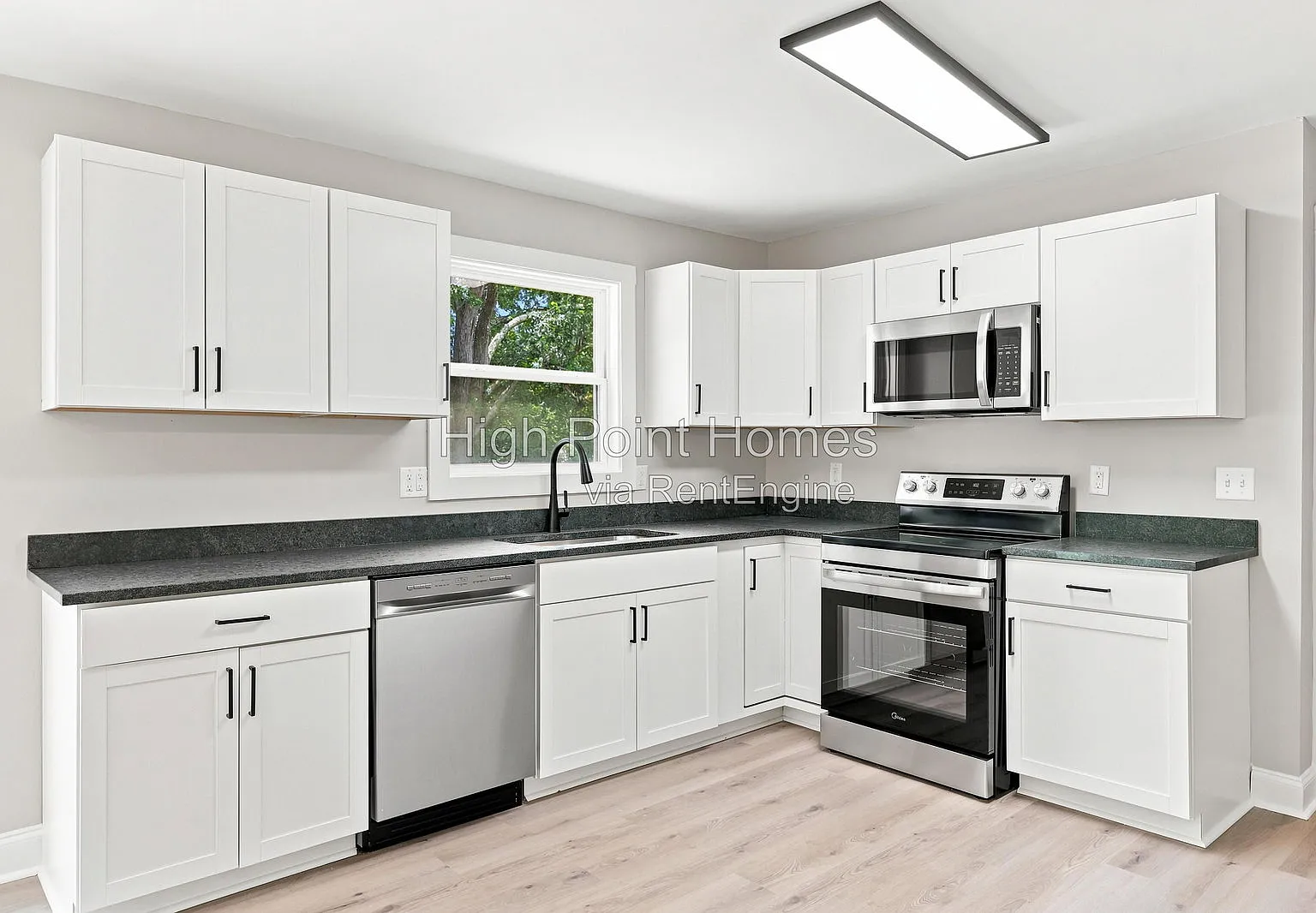 4 bed, 1.5 bath, 1392 sqft, $1,750 — Photo 2