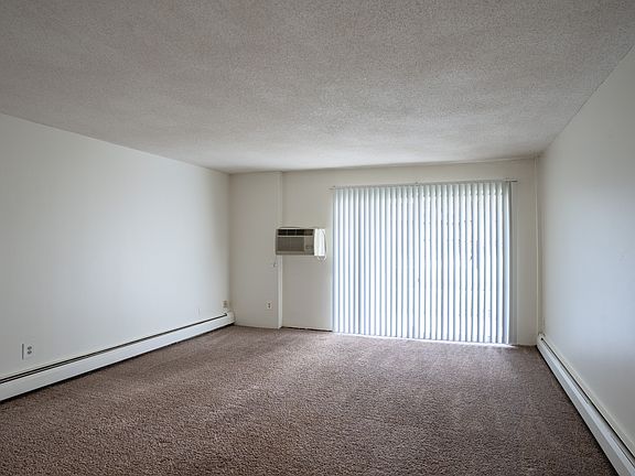 Coon Rapids, MN Robinwood Apartments | Living