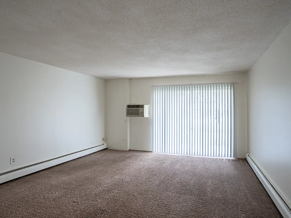 Coon Rapids, MN Robinwood Apartments | Living