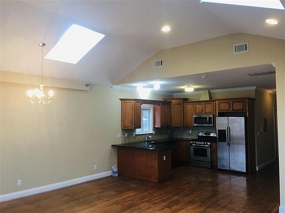 3rd image of 272 Saint Pauls Ave