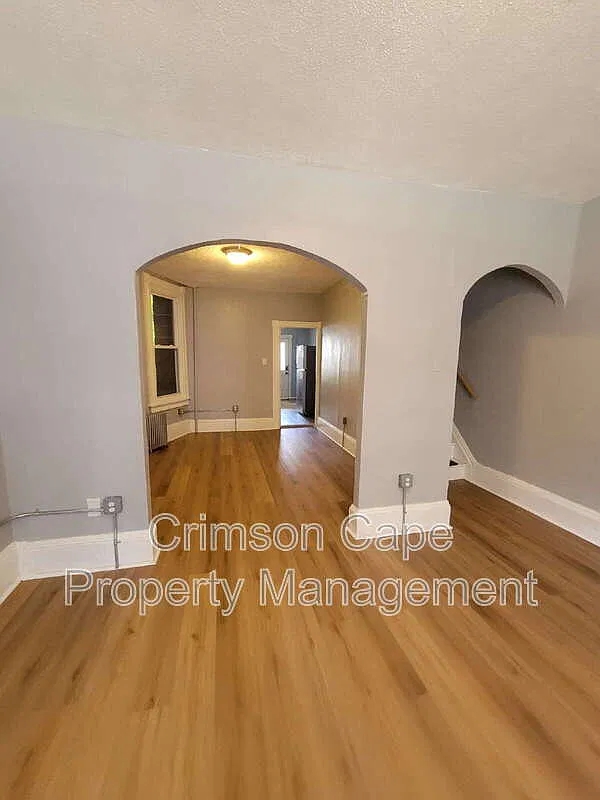 3 bed, 1.0 bath, 1100 sqft, $1,350 — Photo 1