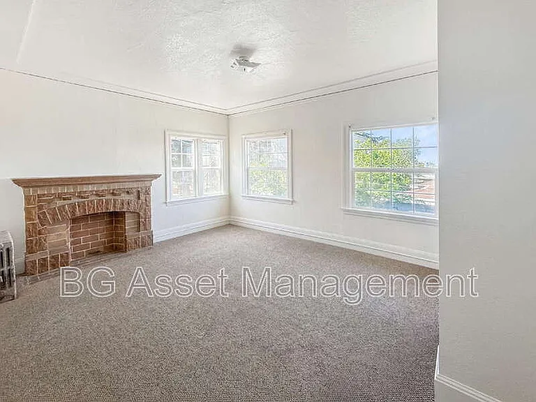 1000 E 33rd St #301 — Photo 4