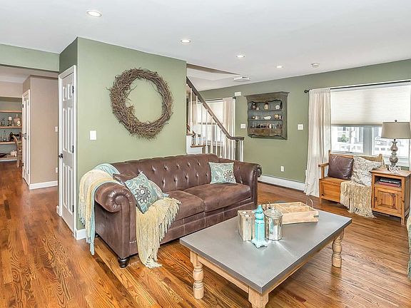 4th image of 32 Midwood Dr
