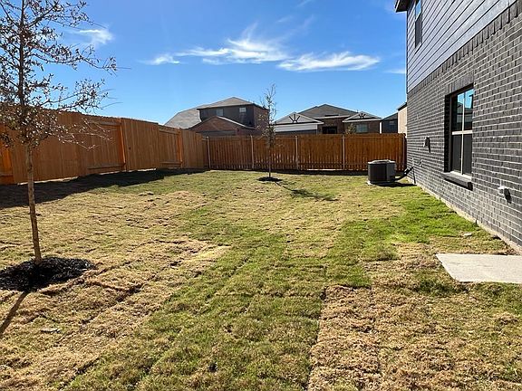 3rd image of 604 Fountain Dr