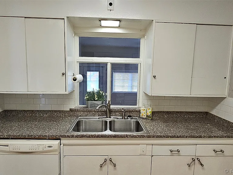 1430 S Erie Ave E — Photo 15