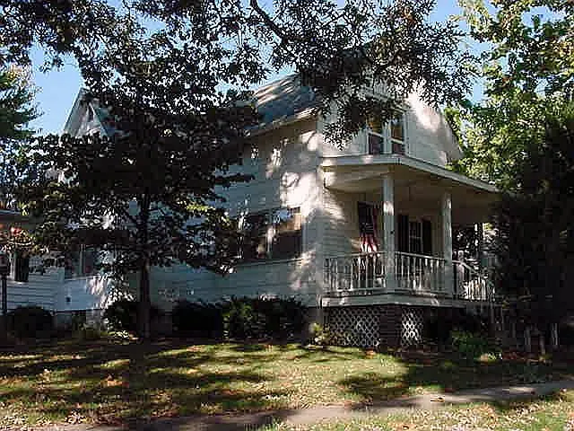 306 E Oak St photo 1