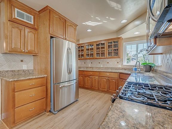 5th image of 9226 Hayvenhurst Ave