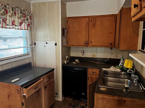 5th image of 1005 Commerce Dr