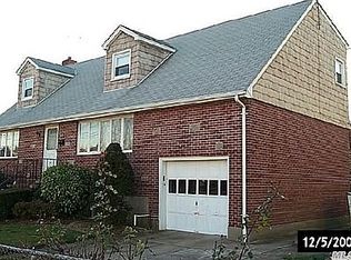 285 Washington Pl, Lawrence, NY 11559