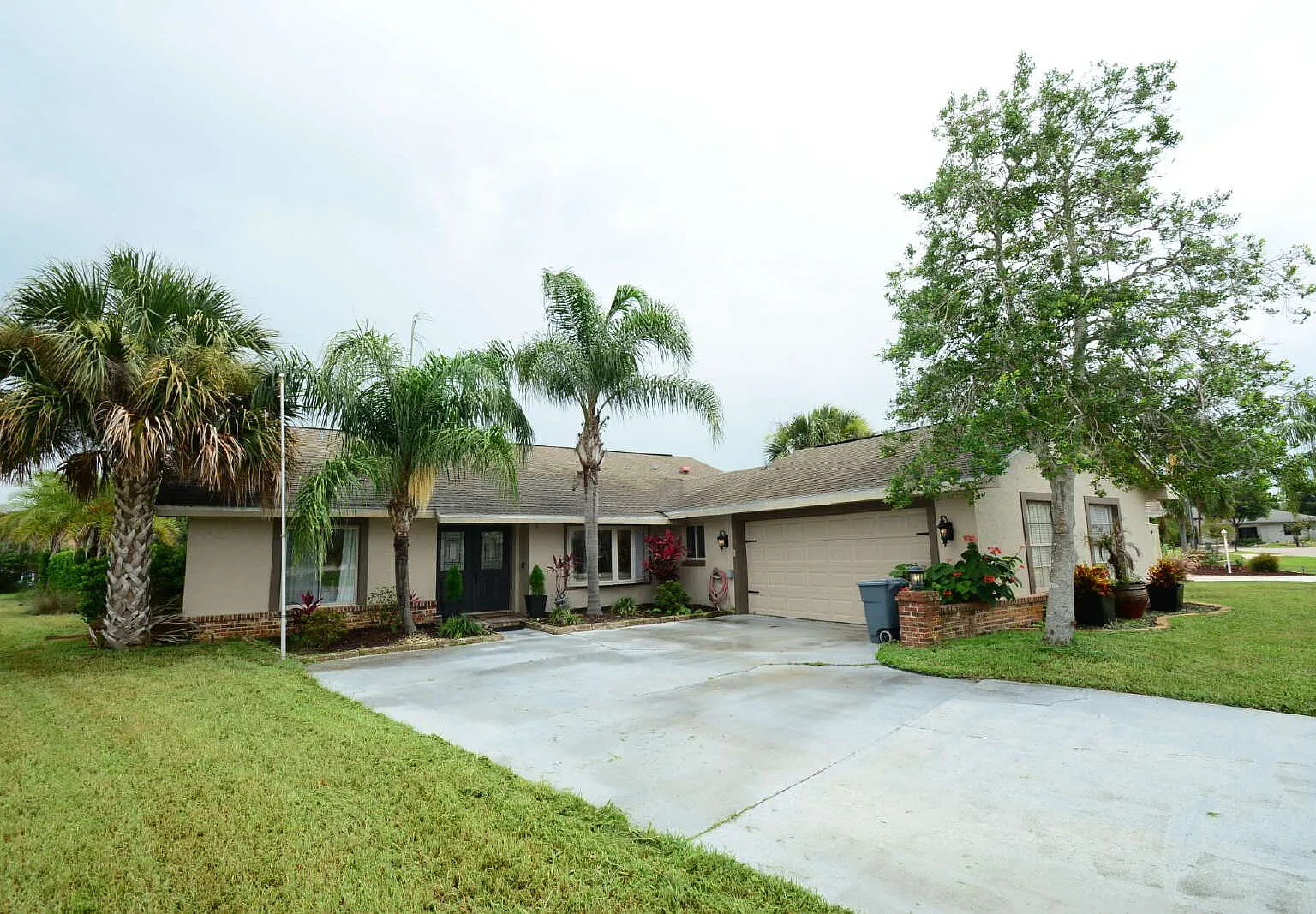 3 bed, 2.0 bath, 2142 sqft, $3,995 — Photo 1