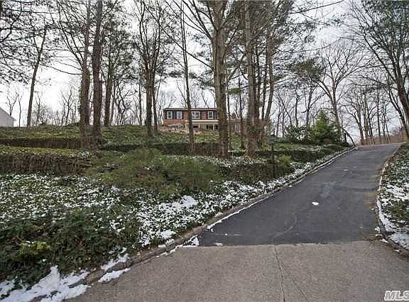 2nd image of 2 Meadowood Ln
