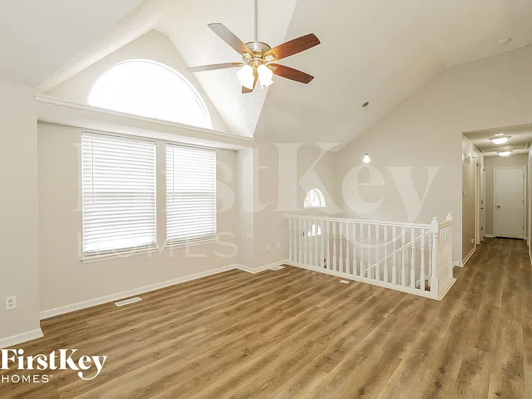 208 S Darrowby Dr — Photo 3