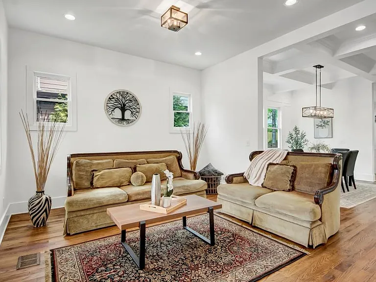 1442 Mercer Ave — Photo 4