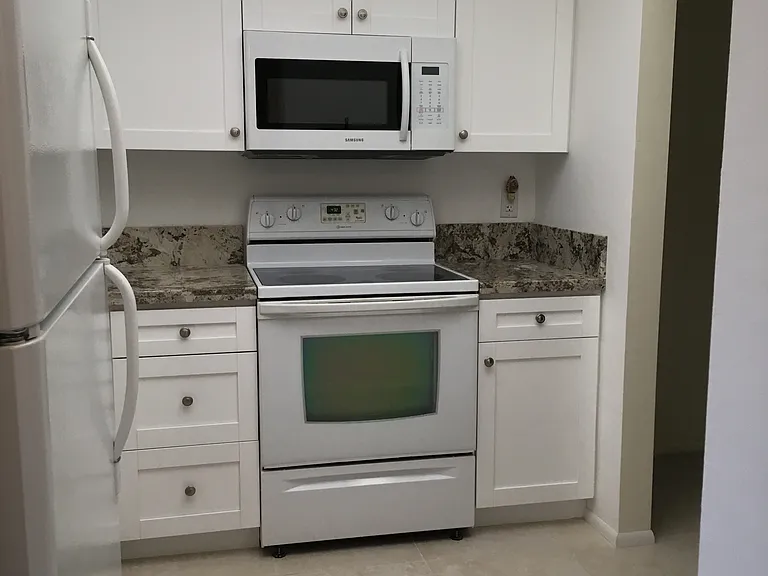 3048 Sunrise Lakes Dr #110 — Photo 2