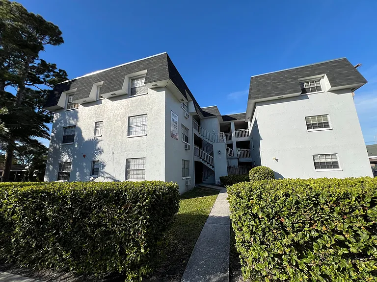 111 SW Madison Cir N — Photo 13