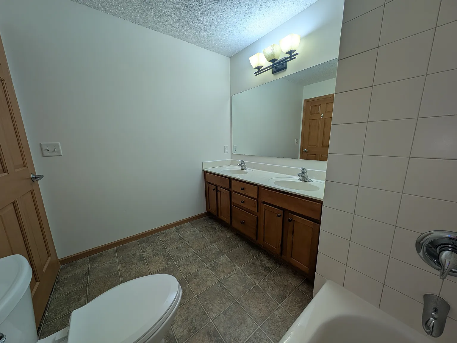2 bed, 1729 sqft, $2,400 — Photo 4