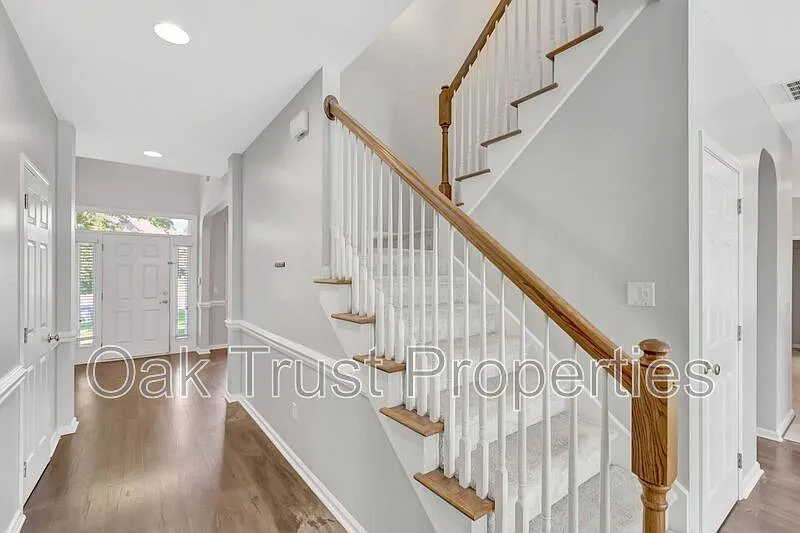 5 bed, 3.5 bath, 2900 sqft, $2,500 — Photo 3