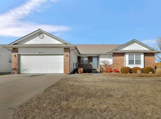 812 Country Ln, Newton, KS 67114