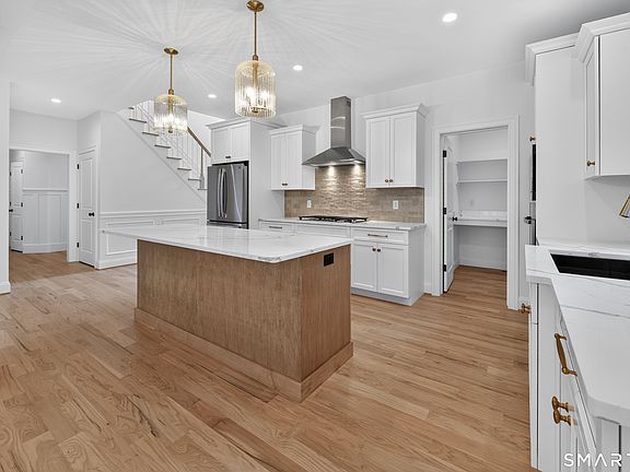 3rd image of 10 Maple Avenue