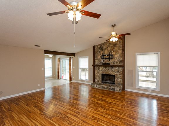 2nd image of 133 Vista Grande Cres