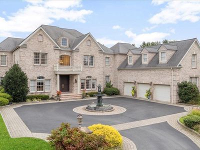 44 Legends Circle, Melville, NY, 11747