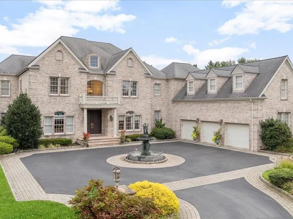 44 Legends Circle, Melville, NY 11747