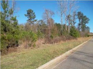 121 Fox Run Dr, Deatsville, AL 36022