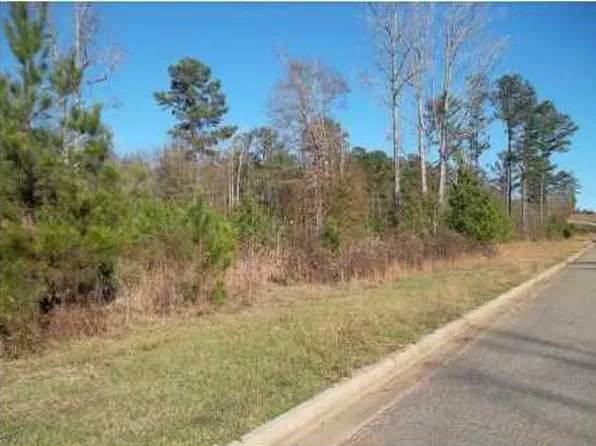 121 Fox Run Dr, Deatsville, AL 36022