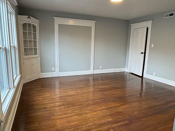 4th image of 301 E Locust St #1/2