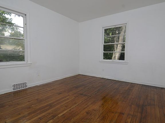 4th image of 1812 E 49th St
